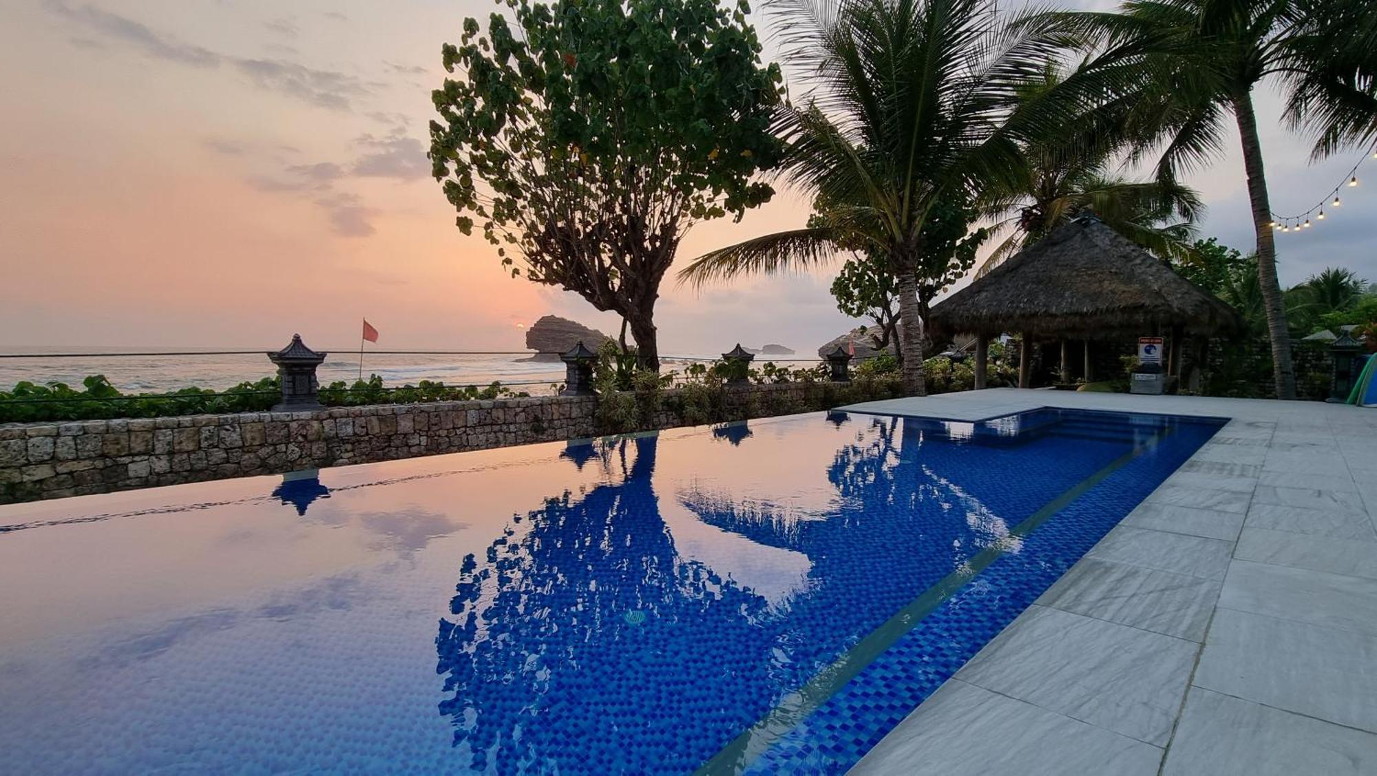 Istana Ombak Eco Resort Pacitan Ngoại thất bức ảnh